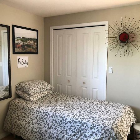 Bed and Breakfast Mabuhay Lakeside Manor Yellowknife Exterior foto