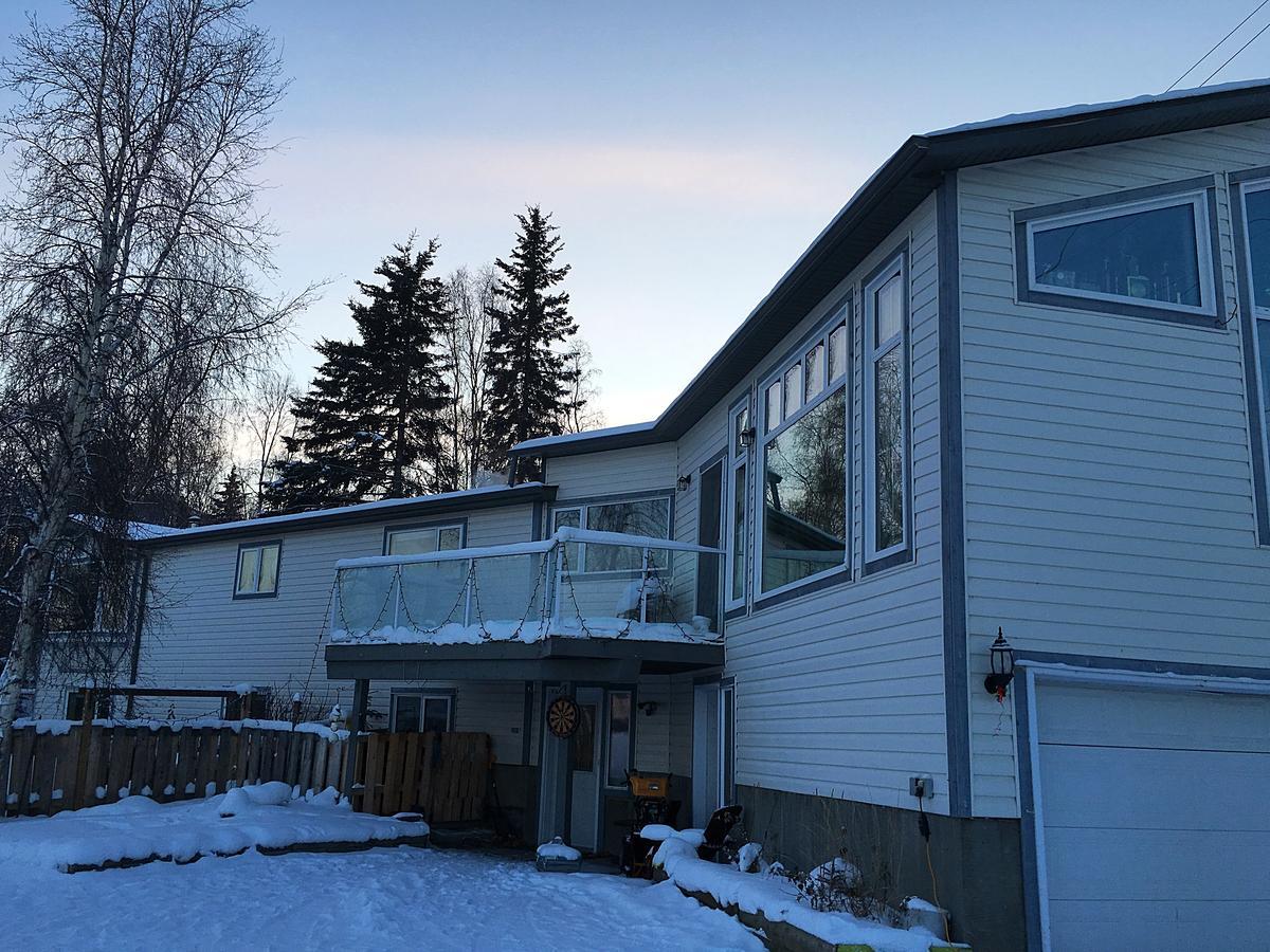 Bed and Breakfast Mabuhay Lakeside Manor Yellowknife Exterior foto