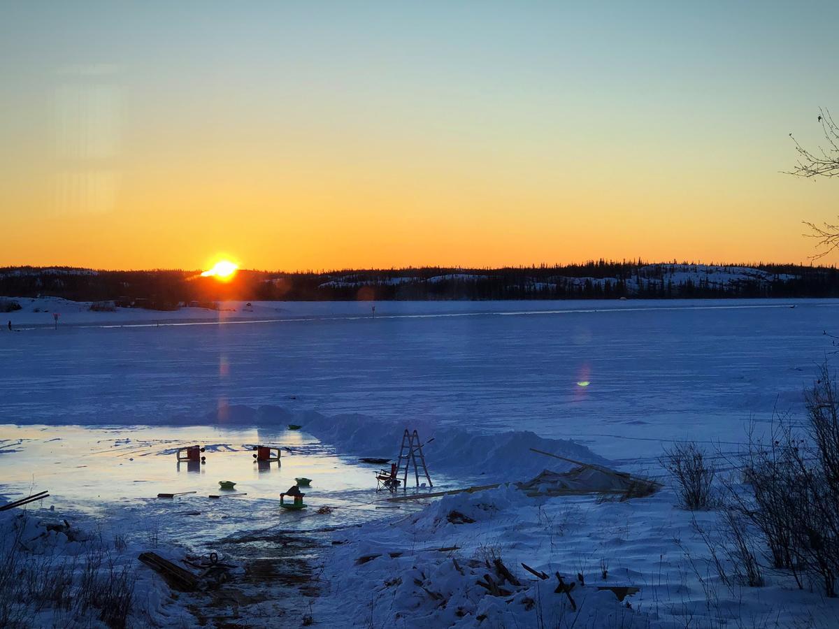 Bed and Breakfast Mabuhay Lakeside Manor Yellowknife Exterior foto