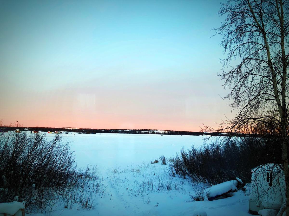 Bed and Breakfast Mabuhay Lakeside Manor Yellowknife Exterior foto