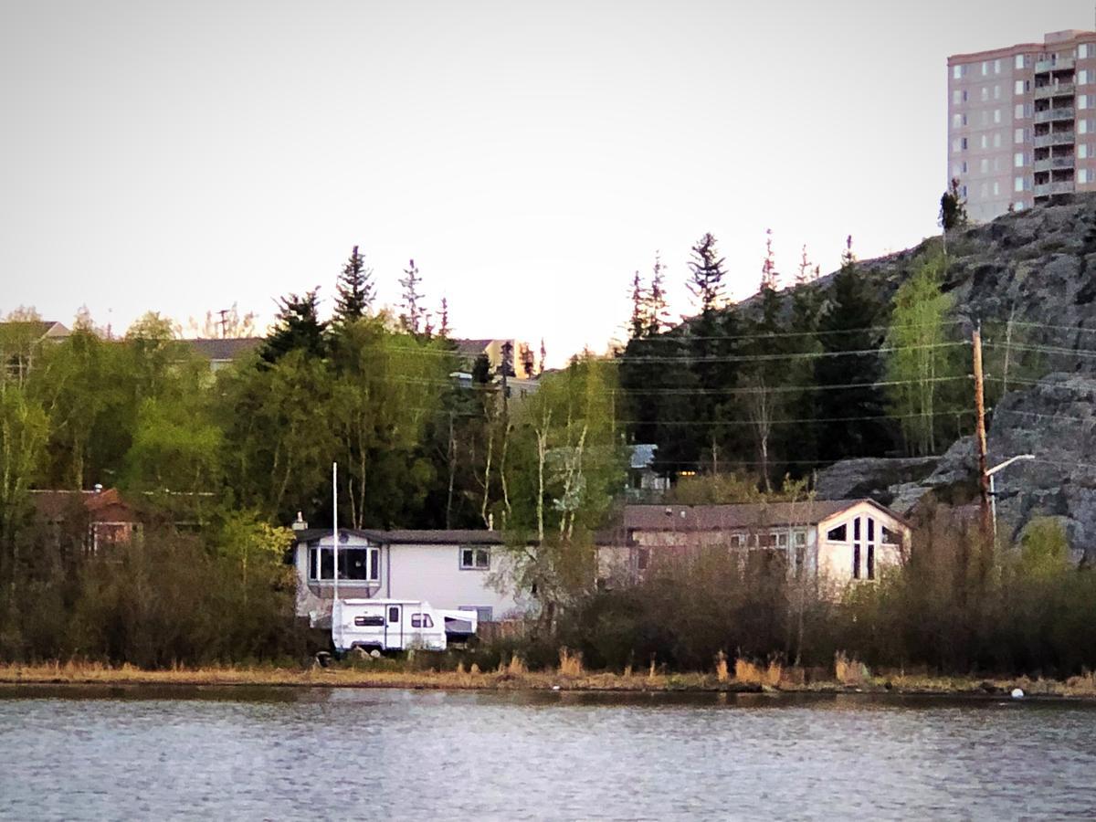 Bed and Breakfast Mabuhay Lakeside Manor Yellowknife Exterior foto