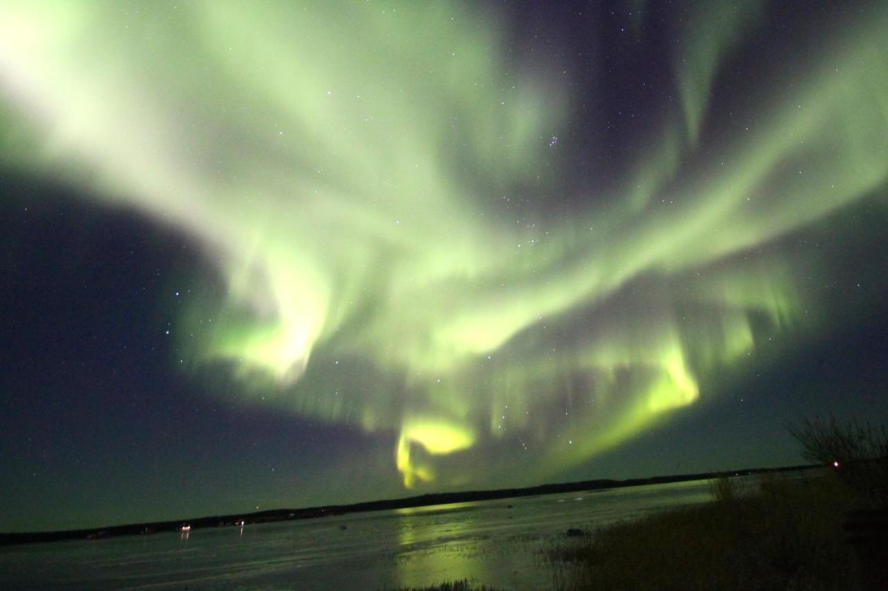 Bed and Breakfast Mabuhay Lakeside Manor Yellowknife Exterior foto