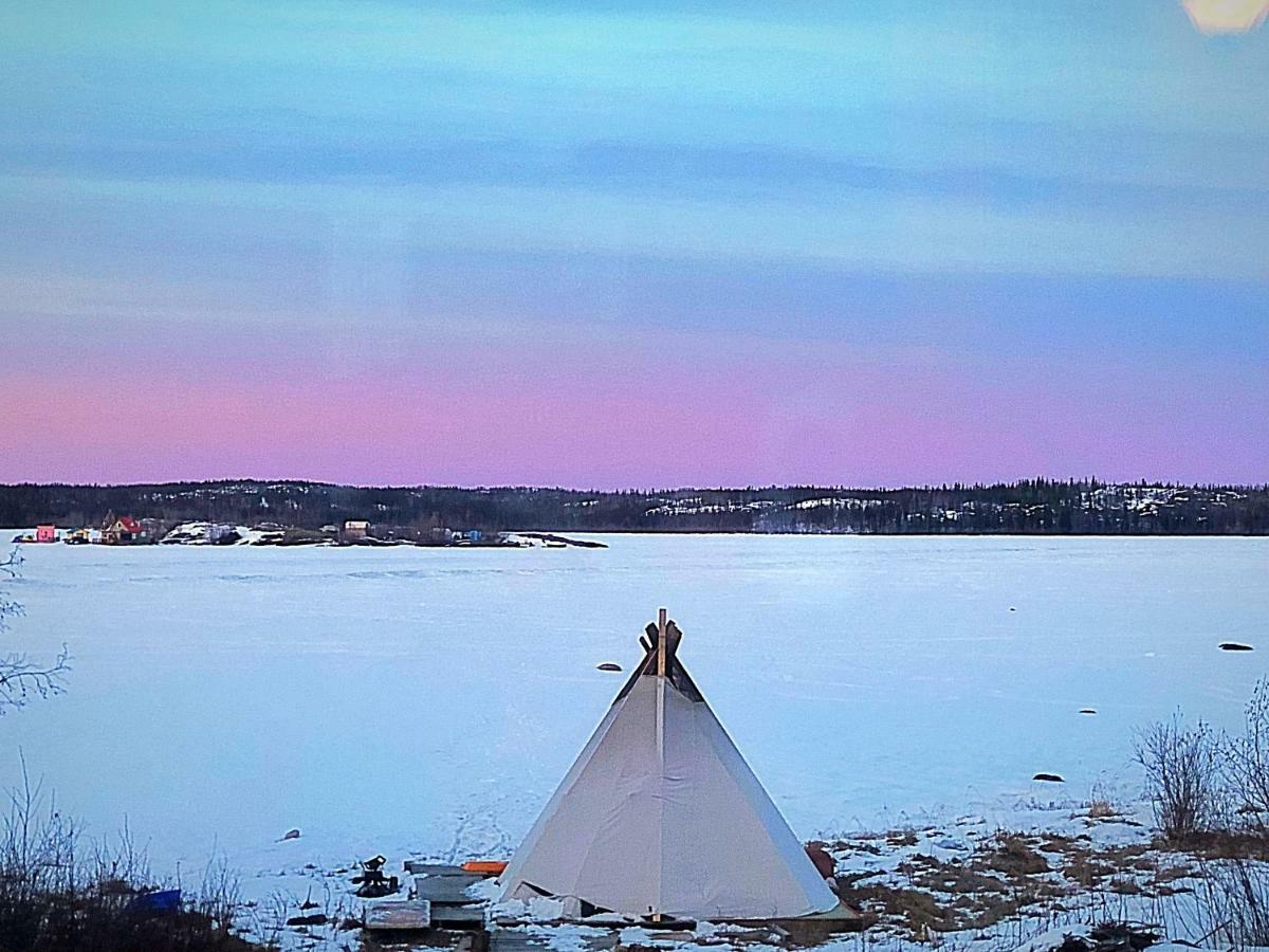 Bed and Breakfast Mabuhay Lakeside Manor Yellowknife Exterior foto
